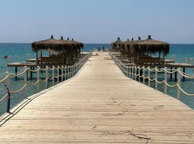 Four Seasons Life 公寓 Trikomo